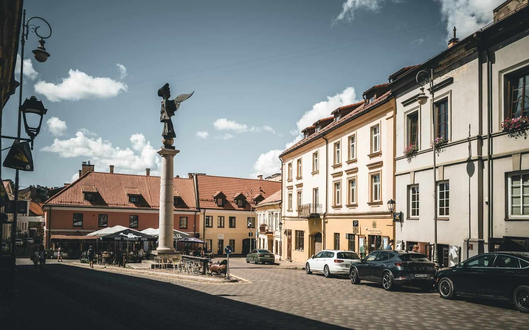 Automobiliai Vilniaus Užupio gatvėje šalia Užupio angelo skulptūros.